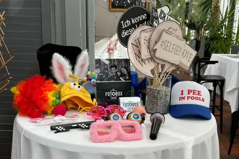 Lustige Fotobox-Accessoires wie Hüte, Brillen und Kopfbedeckungen, perfekt für kreative und spaßige Fotos auf Events.