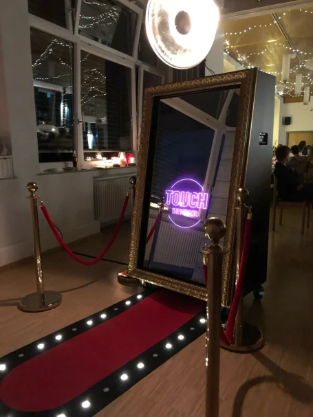 Fotospiegel mit rotem Teppich und VIP-Absperrung – exklusive Fotobox-Alternative für Hochzeiten & Firmenevents.
