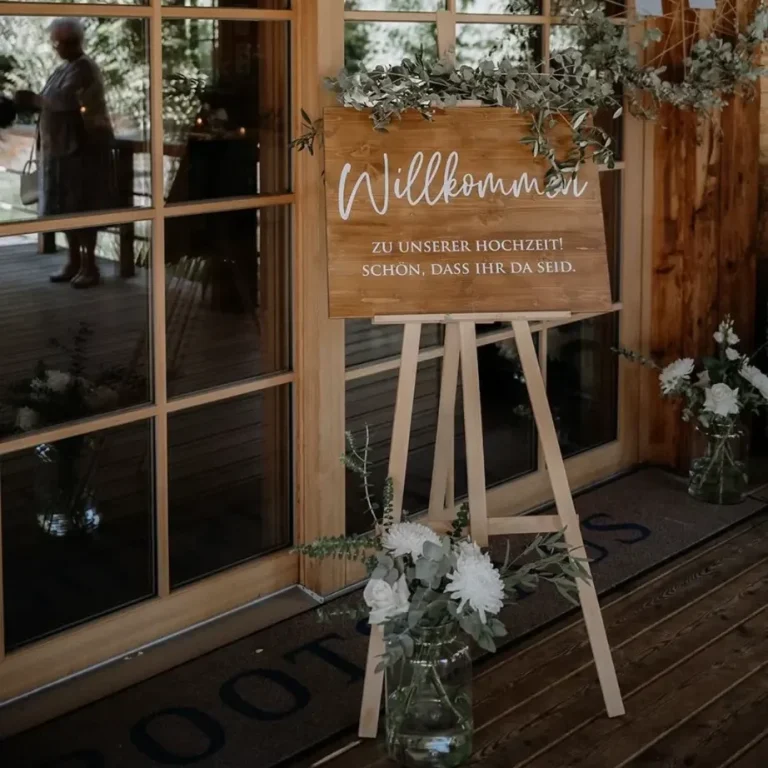 Ein stilvolles Willkommensschild aus Holz, das eure Gäste charmant begrüßt. Perfekt präsentiert auf einer eleganten Holzstaffelei.