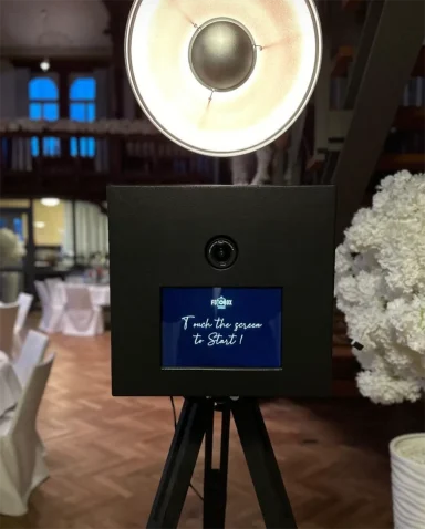 Fotobox-Display mit Startbildschirm bei einer Hochzeit in Augsburg.
