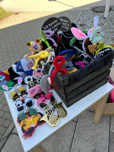 Requisitenkiste mit Accessoires wie Hüten und Sonnenbrillen für die Fotobox.