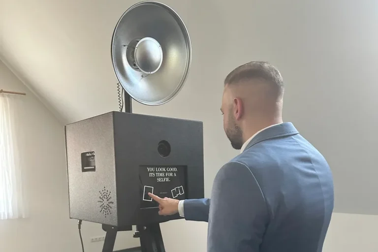 Person klickt auf den Touchscreen der Fotobox, um eine Aufnahme zu starten, ideal für interaktive Nutzung auf Events und Feiern.