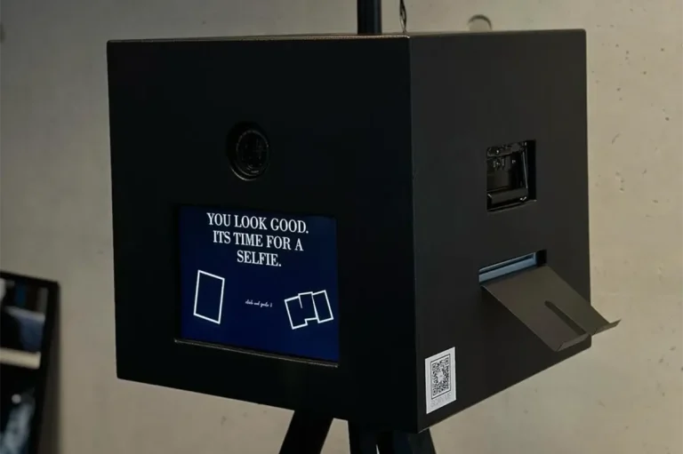 Fotobox mit sichtbarem Touchscreen und Fotoausdruck-Auswurf, ideal für interaktive Nutzung und Sofortdruck auf Events.