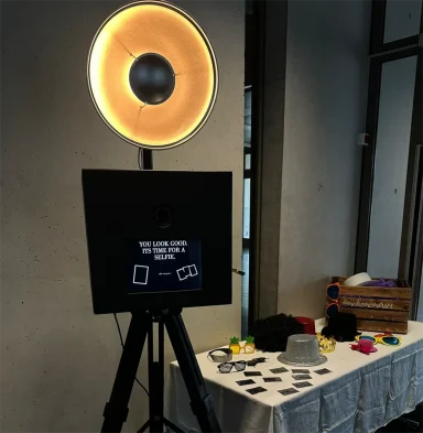 Fotobox mit Requisitentisch bei einem Event in München.