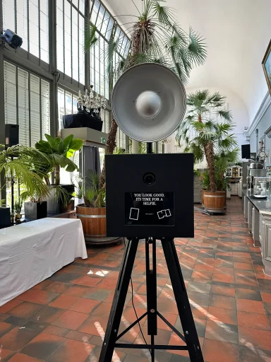 Fotobox mit Blitz und Touchscreen im Palmenhaus, Schloss Nymphenburg, bei einer Hochzeit.