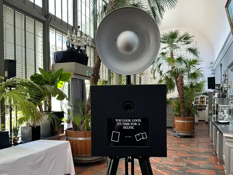 Schwarze Fotobox mit Blitzlicht im Palmenhaus, Pasing Schloss Nymphenburg, ideal für Hochzeiten und Firmenfeiern