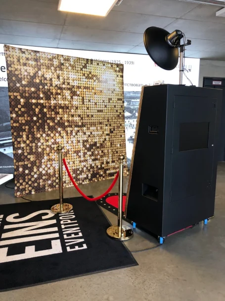 Fotospiegel mit goldener Paillettenwand, rotem Teppich und VIP-Absperrung – exklusive Fotobox-Alternative für Hochzeiten & Firmenevents.