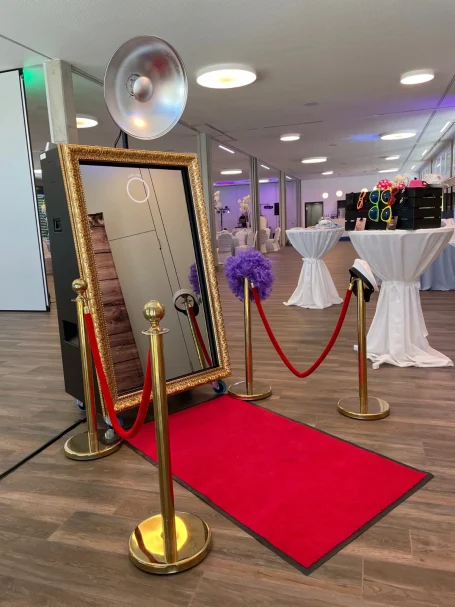 Fotospiegel mit luxuriösem Goldrahmen, rotem Teppich und VIP-Absperrung – stilvolle Fotobox für Events.