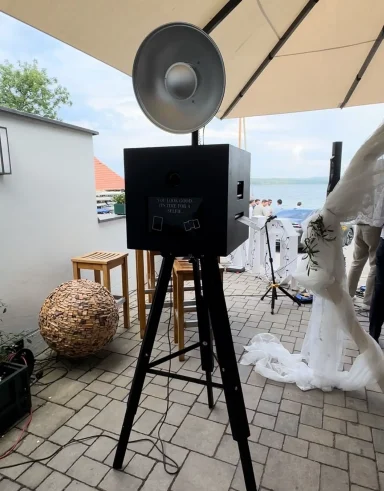 Schwarze Fotobox mit Blick auf den Ammersee, ideal für Outdoor-Events und Veranstaltungen am Wasser.