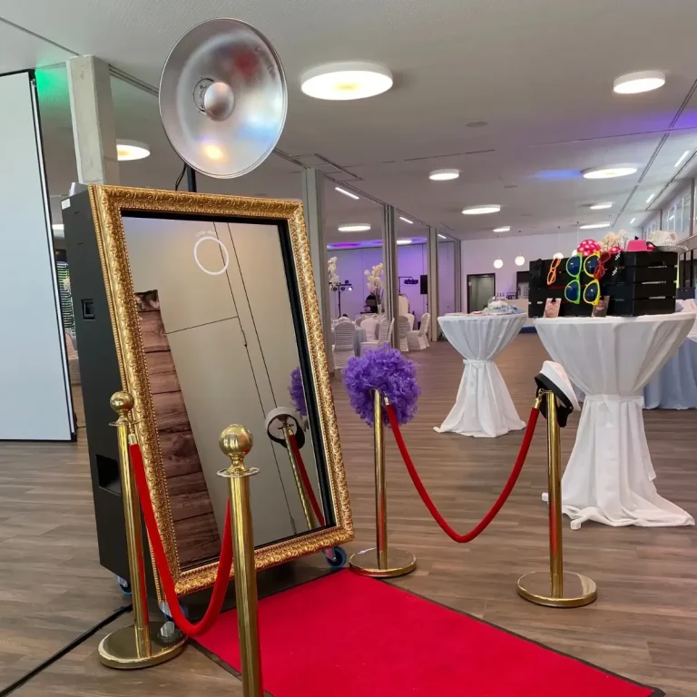 Fotospiegel mit goldenem Barockrahmen, rotem Teppich und VIP-Absperrung – exklusive Fotobox-Alternative für Events.